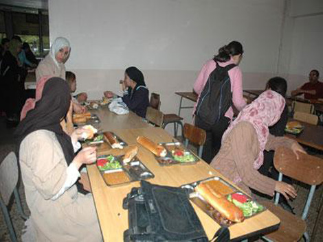 رفضت مصالح الديوان الوطني للخدمات الجامعية السماح لجمعيات حماية المستهلك دخول الإقامات الجامعية للتحقيق في ظروف إطعام الطلبة، الذين تحدثوا عن فضائح بالجملة فيما يتعلق بالوجبات الجامعية التي باتت أسوأ من وجبات السجناء، مما دفع فدرالية المستهلكين إلى تنظيم يوم دراسي حول الإطعام الجامعي حضره خبراء نوعية وأطباء وبياطرة أجمعوا أن غالبية الطلبة المقيمين في الجامعة يعانون سوء تغذية مما يؤثر سلبا على تحصيلهم الدراسي ونشاطهم الجسمي. انتقد السيد حسان منور رئيس جمعيات المستهلك لولاية العاصمة التي بادرت إلى تنظيم يوم دراسي حول واقع الإطعام الجامعي بالجزائر، غياب 15 إطارا من الديوان الوطني للخدمات الجامعية وأربعة تنظيمات طلابية عن هذا الموعد الهام، مما يدل على عدم اهتمامهم بهذا الموضوع الذي يؤرق أزيد من مليون طالب في الجامعة الجزائرية، حيث لا زالت معظم احتجاجات وإضرابات الطلبة تتمحور حول مشاكل الإطعام والنقل والإيواء مما جعل ترتيب الجامعة الإفريقية هو الأسوأ عربيا، وأضاف المتحدث أنه تلقى عددا كبيرا من شكاوى واحتجاجات الطلبة حول ظروف الإطعام الجامعي التي لا تتناسب إطلاقا مع إطارات المستقبل، وهذا ما دفع من جمعيات حماية المستهلك إلى تقديم طلب رسمي للديوان الوطني للخدمات الجامعية من أجل إجراء استطلاع ميداني لواقع المطاعم الجامعية غير أن الديوان رفض ذلك ورفض حتى المشاركة في اليوم الدراسي مما يدل أن الجامعة الجزائرية لازالت تعاني من عقدة نقص إزاء تسليط الضوء على المشاكل التي تعانيها . ومن جهته أكد السيد زكي حرير خبير نوعية ورئيس الفدرالية الجزائرية للمستهلكين أن الإقامات الجامعية تهتم بالكمية على حساب النوعية في إطعام الطلبة، الذين لا يحق لهم انتقاد ما يأكلونه وكأن مسؤولي الخدمات الجامعية ينفقون عليهم من جيوبهم، خاصة وأن معظم الطلبة المقيمين في الجامعة قادمون من ولايات بعيدة وهم ليسوا على دراية كافية بحقوقهم البيداغوجية والاجتماعية. وفي مداخلة له كشف الناطق باسم الاتحاد العام للتجار الجزائريين الحاج الطاهر بلنوار أن 60 بالمائة من التسممات الغذائية تقع في المطاعم الجماعية بما فيها المطاعم الجامعية، وأضاف أن الظروف السيئة لحفظ الأغذية في الإقامات الجامعية هو سبب انتشار التسممات الذي يذهب ضحيتها سنويا مئات الطلبة، وقال السيد بلنوار إن الإطعام الجامعي عادة ما تربطه الكثير من العلاقات المشبوهة بين الممولين ومسؤولي الجامعة فيما يتعلق بنوعية المواد الغذائية ومدى صلاحيتها خاصة وأنها تفتقد إلى الرقابة الدورية، ومن جهته أكد البروفسور حاج لكحل أخصائي تغذية أن الطالب بحاجة إلى غذاء متوازن يضمن تمديد عقله وجسمه بالطاقة وإذا ما كانت الوجبة الغذائية غير متوازنة فإن هذا الأمر سيؤثر سلبا على الجانب الفكري والجسمي للطالب، وتجدر الإشارة أن اليوم الدراسي حول الإطعام الجامعي عرف مداخلات لعدد من المختصين الممثلين لمختلف القطاعات الرسمية والتي أجمعت على ضرورة الاهتمام أكثر بالإطعام الجامعي.